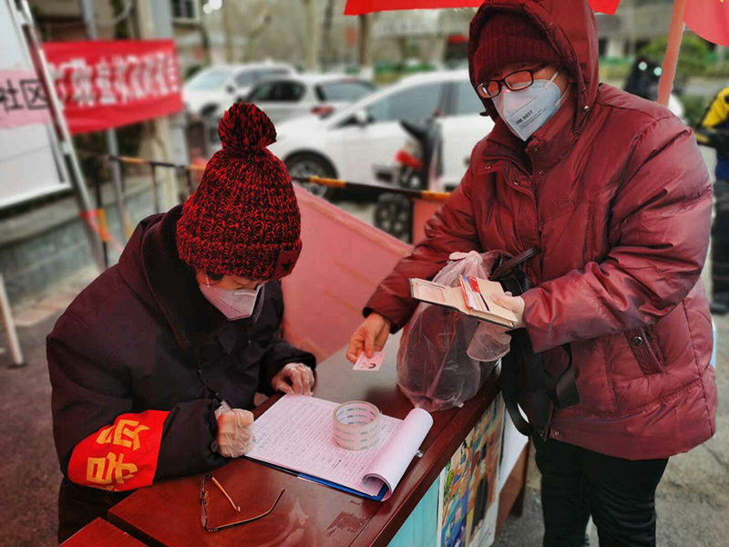 （第三部分配圖）市法學(xué)會(huì)會(huì)員仲琴在社區(qū)做信息登記.jpeg?x-oss-process=style/w10